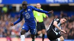 LONDON, ENGLAND - MARCH 13: Ngolo Kante of Chelsea runs past Chris Wood of Newcastle United during the Premier League match between Chelsea and Newcastle United at Stamford Bridge on March 13, 2022 in London, England. (Photo by Justin Setterfield/Getty Im