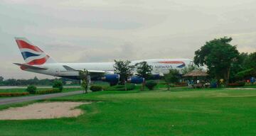 Este campo de golf de 18 hoyos está dividido por una pista de aterrizaje del Aeropuerto Internacional.