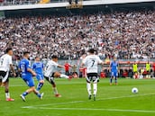 La escena del clásico que no se había visto: Pavez se acercó a Pizarro y le dijo esto