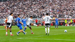 La escena del clásico que no se había visto: Pavez se acercó a Pizarro y le dijo esto