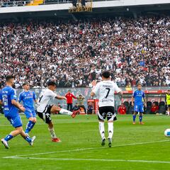 La escena del clásico que no se había visto: Pavez se acercó a Pizarro y le dijo esto