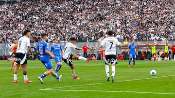 La escena del clásico que no se había visto: Pavez se acercó a Pizarro y le dijo esto