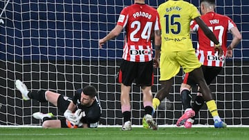 Athletic Bilbao's Spanish goalkeeper #01 Unai Simon saves the ball during the Spanish league football match between Villarreal CF and Athletic Club Bilbao at La Ceramica stadium in Vila-real on April 6, 2025. (Photo by JOSE JORDAN / AFP)