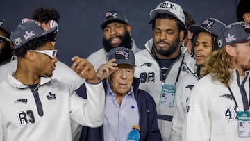 SAN JOSE (United States), 03/02/2026.- New England Patriots team owner Robert Kraft (C) stands with his team during the National Football League's (NFL) Super Bowl LX Opening Night event in San Jose, California, USA, 02 February 2026. The AFC Champion New England Patriots will face the NFC Champion Seattle Seahawks in Super Bowl LX at Levi's Stadium in Santa Clara, California, USA, 08 Februay 2026. EFE/EPA/JOHN G. MABANGLO