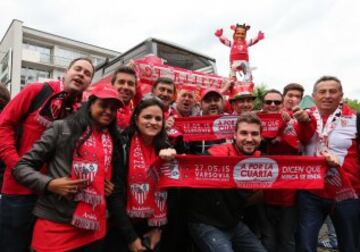 Miles de seguidores del Sevilla han llenado de colorido las calles de la capital polaca a la espera del partido.