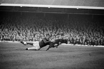 En 1959 dio el salto al fútbol de primera línea al fichar por el Leicester City. Club en el que estuvo ocho temporadas hasta 1967. Jugó 356 partidos defendiendo la portería de los 'Foxes'. Consiguió su primera liga inglesa en 1964 . En la foto, curioso momento donde el portero del Leicester atrapa a un perro que invadió el terreno de juego durante un partido.