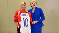 Kolinda Grabar-Kitarovic regal&oacute; a su hom&oacute;loga Theresa May una camiseta con su nombre.