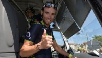 Alejandro Valverde bajando del autob&uacute;s del Movistar antes de la etapa de hoy.