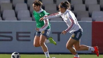 Marta Corredera y Alexia Putellas disputan un balón en el entrenamiento de la selección.
