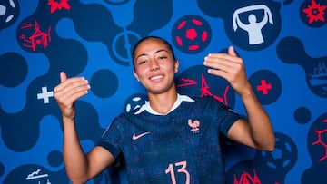 Bacha, en su posado oficial para UEFA con Francia.