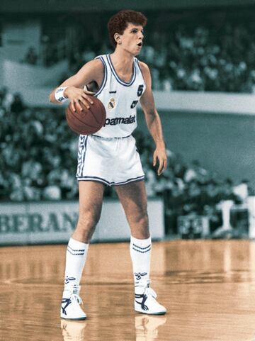 Drazen Petrovic, 'el genio de Sibenik', solo estuvo un a?o en Espa?a, en el Real Madrid, temporada 88-89, donde fue el m芍ximo anotador con 28,4 puntos. La llamada Liga de Petrovic la gan車 el Bar?a en una final muy pol谷mica y 谷l se march車 a la NBA con los t赤tulo de la Copa del Rey y de la Recopa, donde en una memorable final contra el Snaidero anot車 62 puntos. Antes de sus 9 meses en la ACB, Petrovic ya era un icono en la Espa?a de los 80, posiblemente el jugador m芍s carism芍tico de la historia del baloncesto europeo. Un fatal accidente de tr芍fico acab車 con su vida el 7 de junio de 1993.