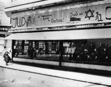 Se conoce como las leyes de Núrenberg a un conjunto de dos leyes que se aprobaron el 15 de septiembre de 1935. Fueron redactadas por Wilhelm Frick, ministro del Interior del Reich. Eran la Ley de Ciudadanía del Reich, que establecía que solo los alemanes racialmente puros podían ser legalmente alemanes, y Ley para la Protección de la Sangre Alemana y el Honor Alemán, que consideraba el mestizaje una 'deshonra de raza'y proscribía los matrimonios y las relaciones sexuales entre judíos y alemanes puros. Estas leyes fueron un paso fundamental para aislar a los judíos y otras etnias del resto de la sociedad alemana.