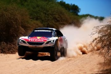 Carlos Sainz of Spain de Peugeot en la segunda etapa entre Resistencia y San Miguel de Tucumán.