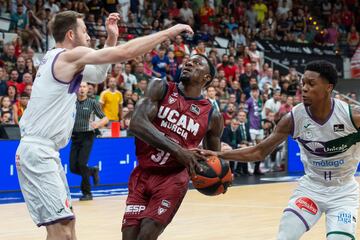 Tyson Carter, escolta estadounidense del Unicaja, trata de arrebatarle el balón al canadiense del UCAM Murcia, Dylan Ennis.