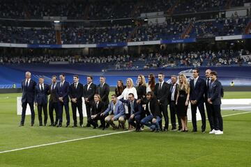 Homenaje a Lorenzo Sanz antes del partido.