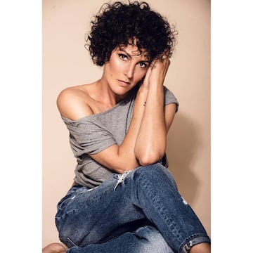 La presentadora malague?a participar芍 en esta edici車n a sus 41 a?os despu谷s de haber estado en los 迆ltimos meses colaborando con Pablo Puyol -exconcursante de &Tu cara me suena*- en el musical &Una historia de cine*. No ser芍 la primera vez que la podemos ver en televisi車n puesto que ya participar赤a en &El Ministerio del Tiempo*. La malague?a se dio a conocer en el famoso programa &Cr車nicas Marcianas* y aunque ha visitado en varias ocasiones el programa -en la pasada edici車n imit車 a Rozal谷n- ser芍 la primera vez que lo haga como concursante. Esta noche ser芍 Natalia Jim谷nez.