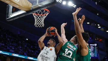 MADRID, 20/11/2025.- El alero del Zalgiris Azuolas Tubelis (c) lucha con Edy Tavares (i), del Real Madrid, durante el partido de la jornada 12 de la fase regular de la EuroLiga que Real Madrid y Zalgiris Kaunas disputan hoy jueves en el Movistar Arena. EFE/Juanjo Martín