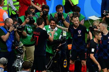 Yuri Cortez, fotógrafo de AFP, es barrido en la celebración de los jugadores de la selección croata de fútbol durante el Mundial de Rusia 2018.