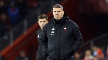 Óscar García observa desde la banda el partido entre el Granada y el Celta en Los Cármenes.