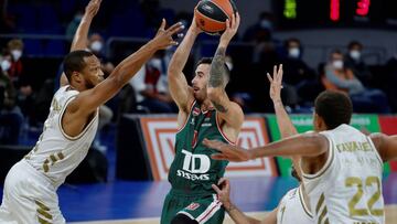 GRAF4366. VITORIA, 02/10/2020.- El base argentino del Baskonia Luca Vildoza (c) entra a canasta defendido el ala-pívot alemán Anthony Randolph (i), del Real Madrid, durante el partido de la primera jornada de la fase regular de la EuroLiga que se disputa este viernes en el Fernando Buesa de Vitoria. EFE/David Aguilar