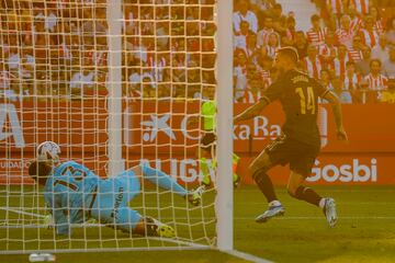 El portero del Girona, Gazzaniga, no pudo parar el disparo de Joselu que supuso el primer gol del partido para el Real Madrid. 
 

