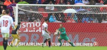 Para de Oblak al tiro de Vitolo.