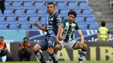 MEX2923. PUEBLA (MÉXICO), 05/07/2024.- Daniel Álvarez (i) de Puebla disputa el balón con Ismael Govea (d) de Santos durante un partido correspondiente a la primera jornada del torneo mexicano de fútbol este viernes, disputado en el estadio Cuauhtémoc, en el estado de Puebla (México). EFE/ Hilda Ríos