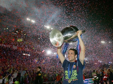 En 2004 fich por el Barcelona, donde jug tres temporadas y gan dos ligas, dos Supercopas de Espa?a, dos Copa Catalu?a y una Champions League, en la que anot el gol de la victoria y su nico tanto con el Barcelona.