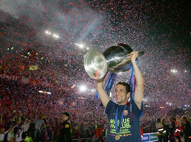 En 2004 fichó por el Barcelona, donde jugó tres temporadas y ganó dos ligas, dos Supercopas de España, dos Copa Cataluña y una Champions League, en la que anotó el gol de la victoria y su único tanto con el Barcelona.