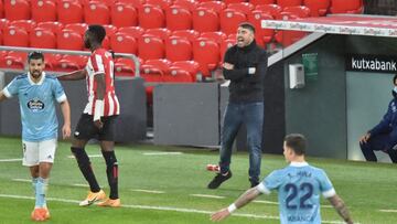 Coudet dirigiendo a sus jugadores durante el partido ante el Athletic en San Mamés.