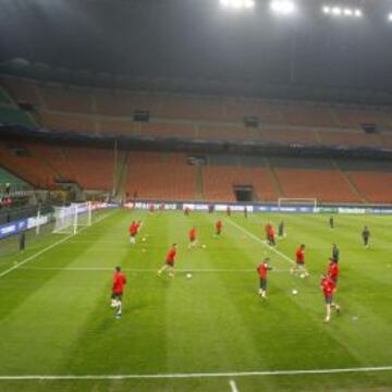 SAN SIRO ROZARÁ EL LLENO. El Atlético se ejercitó ayer en San Siro, escenario del partido. El estadio rozará el lleno para la cita de Champions. La capacidad del recinto es de más de 81.000 espectadores.