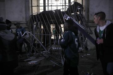 El mobiliario urbano resultó dañado durante las celebraciones en Filadelfia por el título de la Super Bowl de los Philadelphia Eagles.