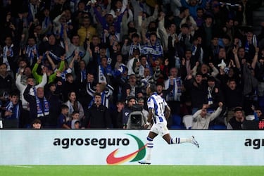 1-0. Sheraldo Becker celebra el primer tanto que marca en el minuto 32.
