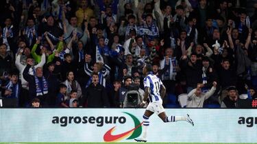 1-0. Sheraldo Becker celebra el primer tanto que marca en el minuto 32.