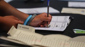 ¿Puedo votar si llega la hora límite y me encuentro esperando en mi fila? Así funciona el cierre de mesas