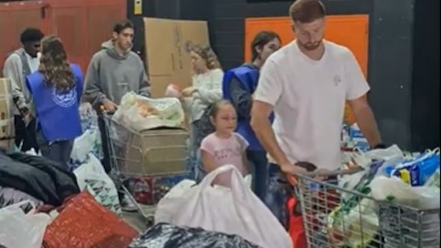 Caufriez, Thierry y Jesús Vázquez participan en la recogida de alimentos