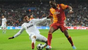 Varane ante Drogba en el &uacute;ltimo partido de Champions League.