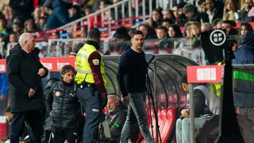 GIRONA, 03/02/2024.- El entrenador del Girona, Míchel (d), abandona el terreno de juego tras ser expulsado durante el partido de LaLiga EA Sports entre el Girona y la Real Sociedad que se disputa este sábado en el estadio de Montilivi. EFE/Siu Wu