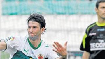 <b>GOL VITAL. </b>Fernando Fajardo celebra el tanto marcado ayer ante la mirada pérdida del guardameta Rubio.