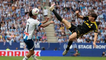 CORNELLÀ DE LLOBREGAT (BARCELONA), 23/06/2024.- El defensa del Oviedo Oier Luengo (d) disputa un balón con el centrocampista del Espanyol Nico Melamed (i) durante el partido de vuelta de la final por el ascenso a LaLiga EA Sports, este domingo en el Stage Front Stadium de Cornellà de Llobregat (Barcelona). EFE/ Toni Albir