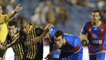 <b>SEGUNDO TROPIEZO. </b>Iborra intenta avanzar ante la oposición de varios jugadores del Peñarol.