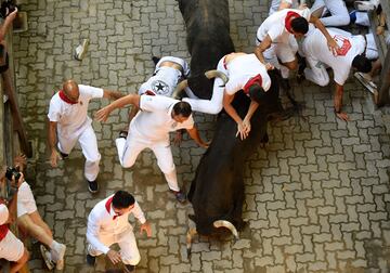 Imágenes del quinto encierro de los Sanfermines 2022 con la ganadería de Cebada Gago. La carrera ha sido complicada y ha dejado varios heridos y caídas.