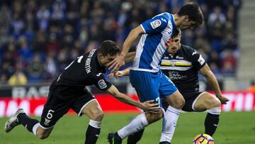 Gerard Moreno pelea un bal&oacute;n con Mantovani durante el partido de la Liga Santander.