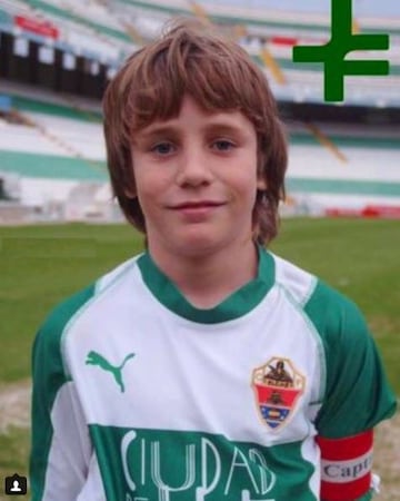 El amor por el Elche lo ha vivido desde pequeño. Su padre José Antonio Ñíguez, conocido como Boria, fue jugador del equipo alicantino durante casi 8 años. 