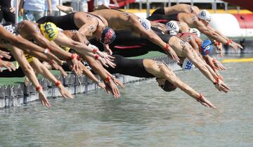 Inicio de la prueba de 5 kilómetros mixto en aguas abiertas de los Mundiales de natación que se disputan en Budapest.