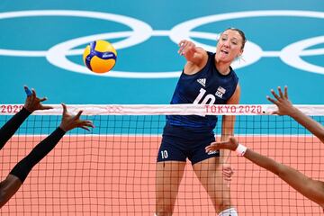 Jordan Larson remata el balón en el partido de cuartos de final de voleyball entre Estados Unidos y República Dominicana.