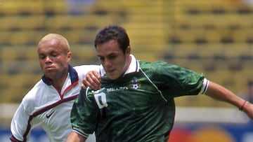 Photo of the action during the match Mexico 1-0 United States, corresponding to the Semifinal of 1999 FIFA Confederations Cup at the Azteca stadium.
Foto de la acciin durante el partido Mexico 1-0 Estados Unidos, Correspondiente a la Semifinal de Copa FIFA Confederaciones 1999, en el estadio Azteca en la foto: (i-d), Ernie Stewart (USA) y Cuauhtemoc Blanco (MEX)
01/08/1999/MEXSPORT/David Leah.