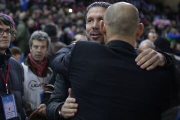 Simeone y Paco Jémez se saludan. 
