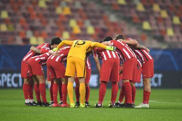 Los jugadores del Atlético de Madrid antes de comenzar el partido.