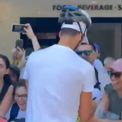 Djokovic se pone un casco contra las botellas voladoras